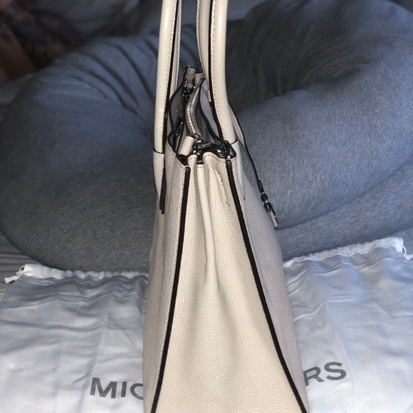 SOLD! MK Pebbled Leather Mercer Tote w/Gift - Picture 3 of 7